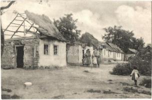 Szepsi, Abaújszepsi, Moldava nad Bodvou; Moldavski cigani / Szepsi cigányok, kunyhók. Kiadja Emil Davidovics / Die Zigeuner in Moldava / gypsy family,  huts, folklore