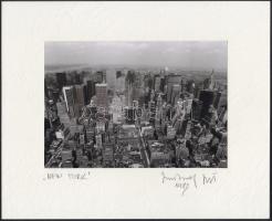 1983 Jankovszky György(1946-): New York, feliratozva, aláírt, pecséttel jelzett, kartonra kasírozva, 12,5x17,5 cm