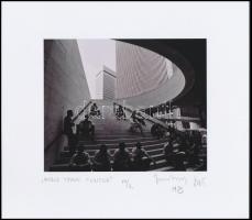 1983 Jankovszky György(1946-): New York, World Trade Center 10/2, feliratozva, aláírt, pecséttel jelzett, kartonra kasírozva, 12,5x15,5 cm