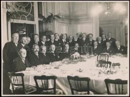 1932 Bp., Csajthay Ferenc (1862-1940) újságíró tiszteletére a Pannóniában rendezett baráti vacsora résztvevői, hátoldalon feliratozott fotó Schäffer műterméből, pecséttel jelzett, 18×24 cm