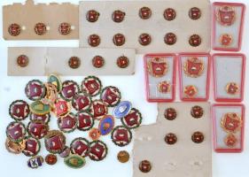 Kis zacskónyi jelvény tétel a szocialista korszakból, szinte kizárólag Szocialista Brigád és MÁV jelvények T:vegyes