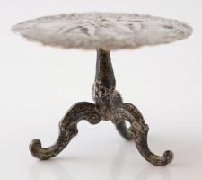 Ezüst (Ag.) antik asztalka, jelzett, közepén rokokó jelenettel, m: 3,5 cm, d: 4,5 cm, nettó: 16 g
