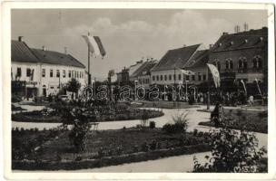 1940 Dés, Dej; bevonulás, magyar és horogkeresztes zászlók / entry of the Hungarian troops, Hungarian and swastika flags (EK)