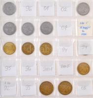 148db-os vegyes külföldi fémpénz tétel albumba rendezve, közte Azerbajdzsán, Egyesült Arab Emirátuso...