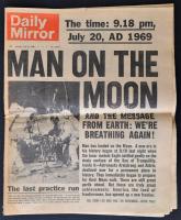 1969 Daily Mirror július 21-diki száma - Man has landed on the Moon, benne a Holdra szállásról szóló cikkel / Daily Mirorr with Man has landed on the Moon article