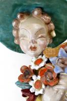 H. Ráhmer Mária (1911-1998): Art deco kalapos lány virágcsokorral. Festett mázas kerámia, jelzett, h...