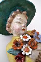 H. Ráhmer Mária (1911-1998): Art deco kalapos lány virágcsokorral. Festett mázas kerámia, jelzett, h...
