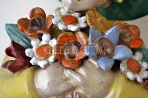 H. Ráhmer Mária (1911-1998): Art deco kalapos lány virágcsokorral. Festett mázas kerámia, jelzett, h...