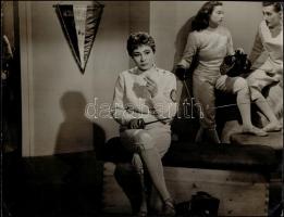 Ferrari Violetta (1930-2014) Jászai Mari-díjas magyar színésznő vívóruhában a Gázolás című film egy jelenetében, 30×23 cm