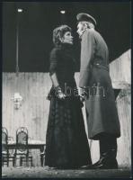 1972 Darvas Iván és Ruttkai Éva egy színpadi jelenetben, Keleti Éva fotója, 11,5×8,5 cm