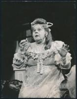 1975 Dayka Margit (1907-1986) egy színpadi jelenetben, Keleti Éva fotója, 16×13 cm