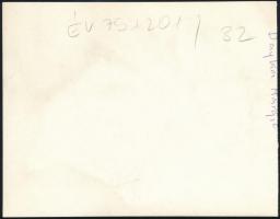 1975 Dayka Margit (1907-1986) egy színpadi jelenetben, Keleti Éva fotója, 16×13 cm