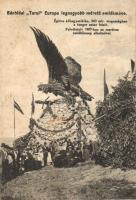 1907 Bánhida (Tatabánya), feldíszített Turul szobor, Európa legnagyobb méretű emlékműve. Felvétetett az ezeréves emlékünnep alkalmával. Krakovszky Andrásné felvétele (ragasztónyom / gluemark)