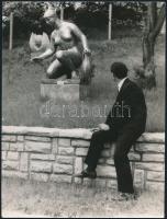 cca 1970 Mikus Sándor Korsós lány című szobra Szentendrén(?), fotó, hátulján feliratozva, 24×18 cm