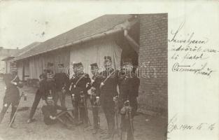 1901 Budapest, katonák a laktanya udvarán. csoportkép, photo (EK)
