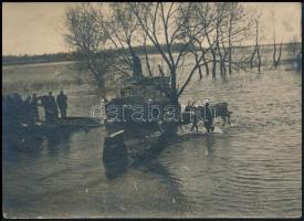 cca 1970 Tiszai árvíz, fotó, hátulján feliratozva, 13×18 cm