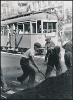 1972 Aszfaltozás a 68-as villamos mentén, fotó, hátulján feliratozva, 24×18 cm