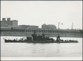 1919 Az Enns monitor, a Dunai Flottila hajója angol zászló alatt, az 1980-as években eredeti negatívról előhívott fotó, 13×18 cm