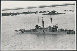cca 1916 Aknaszedő hajó a háttérben monitorral a Dunán, az 1980-as években eredeti negatívról előhívott fotó, 17×11,5 cm cm