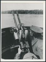 34/37 mintájú Gebauer ikergéppuska egy folyami őrnaszád fedélzetén, az 1980-as években eredeti negatívról előhívott fotó, 18×13 cm