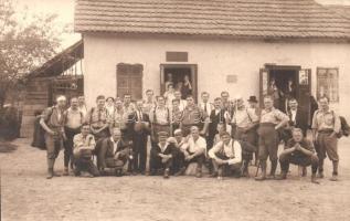 Aggtelek, az aggteleki kiránduláson részt vett férfiak csoportképe, mögöttük Goszmann Zoltán üzlete és italmérés. photo