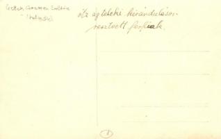 Aggtelek, az aggteleki kiránduláson részt vett férfiak csoportképe, mögöttük Goszmann Zoltán üzlete ...