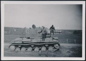 cca 1944 Magyar katonák zsákmányolt szovjet KV-1 nehéz harckocsival, Pejtsik fotó 6x8,5 cm / Hungarian soldiers with captured Soviet KV-1 tank, photo 6x8,5 cm