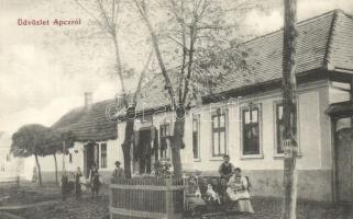 Apc, Balázs Béla üzlete, utcakép, gyerekek kutyával az ölükben ülnek az üzlet előtti padon