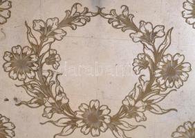 Gazdagon díszített virágmintás indamotívumos fém tálva, kis hibákkal, 52,5×39 cm