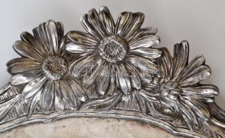 Gazdagon díszített virágmintás indamotívumos fém tálva, kis hibákkal, 52,5×39 cm