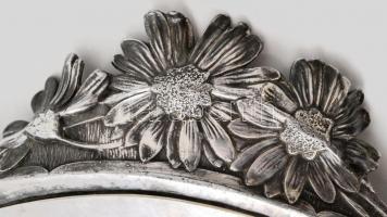 Gazdagon díszített virágmintás indamotívumos fém tálva, kis hibákkal, 52,5×39 cm