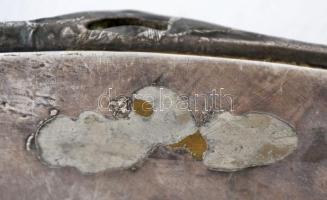 Gazdagon díszített virágmintás indamotívumos fém tálva, kis hibákkal, 52,5×39 cm