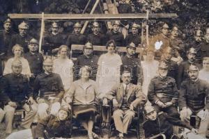 cca 1910 Tűzoltók nagyméretű tablófotója dombornyomott keretben. Keret mérete: 36x31 cm / Fireguards...