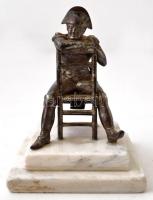 Jelzés nélkül: Napóleon a törött széken. Fém, alabástrom talapzaton, m:9 cm