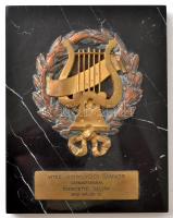 1940 Karnagyi emlék réz plakett (líra), márvány talapzaton, eredeti dobozában, 22×17 cm, belépési nyilatkozattal, díjátadó aláírással. A díjat Vitéz Somlyódi János (evagélikus tanító) kapta. 1906-1949 az Alberti-Irsai Daloskörben elvégzett munkájáért.