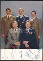 Farkas Bertalan (1949-), Magyari Béla (1949-2018), Valerij Kubaszov (1935-2014) és két további űrhajós aláírása levelezőlapon