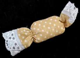 Drapp-fehér textil szaloncukor, csipkével, 15 db, h: 10 cm