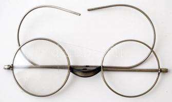Régi gyermek szemüveg, fém keret, egyik lencse hiányzik, h: 11,5 cm