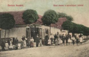 1908 Recsk, utcakép a fogyasztási szövetkezet üzletével, csoportkép, gyerekek. Kiadja a recski fogy. szövetkezet (r)