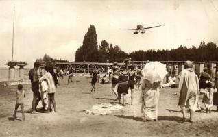 Siófok, Strand fürdő, napozók, hidroplán (EK)