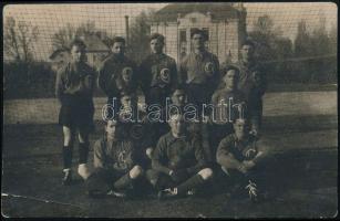1920 LASE-BEAC focimérkőzés után készült kép a LASE csapatról, feliratozva, a játékosok neveivel.