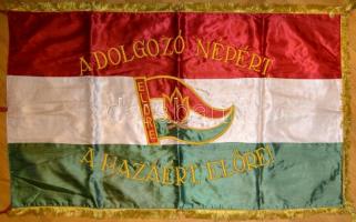 cca 1970 A Dolgozó népért, a Hazáért, Előre! József Attila úttörőcsapat nagyméretű selyem zászlója. / Large pioneer flag. 120x68 cm