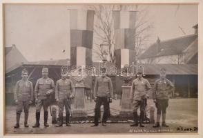 1915 Budweis, osztrák-magyar katonák Ferenc József és Vilmos császár szobrával. Fotó üvegezett keretben. Keret mérete 26x18 cm / Budweis, Austro-Hungarian soldiers with the statues of Franz Joseph and Emperor Wilhelm. In glazed frame.