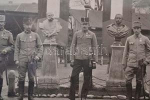 1915 Budweis, osztrák-magyar katonák Ferenc József és Vilmos császár szobrával. Fotó üvegezett keret...