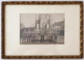 1915 Budweis, osztrák-magyar katonák Ferenc József és Vilmos császár szobrával. Fotó üvegezett keret...