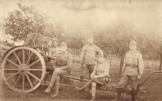 Osztrák-magyar tüzérségi katonák tűzszüneten / WWI Austro-Hungarian artillery soldiers on their ceasefire next to a cannon. photo