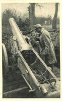 Egy jó fedezékben. Osztrák-magyar katona ágyúval a lövészárokban. Az Érdekes Újság kiadása / In guter Deckung / WWI Austro-Hungarian K.u.K. military, soldier with cannon in the entrenchment (EK)