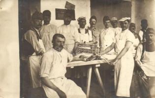 Osztrák-magyar katonák egy tésztanyújtó géppel a tábori konyhában / WWI Austro-Hungarian K.u.K. military field kitchen, soldiers with a pasta machine. photo (EK)