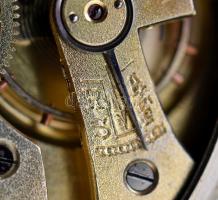 Nagyméretű, nyolc napos járatú zsebóra másodperc, hónap, dátum, nap mutatókkal. Hibátlan számlappal,...