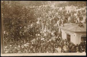 1921. augusztus 21. Horthy Miklós Nemzeti Hadseregére váró ünnepi csoportosulás Pécsett a Széchenyi téren.. Kazinczi Rudolf felvétele 17x11 cm